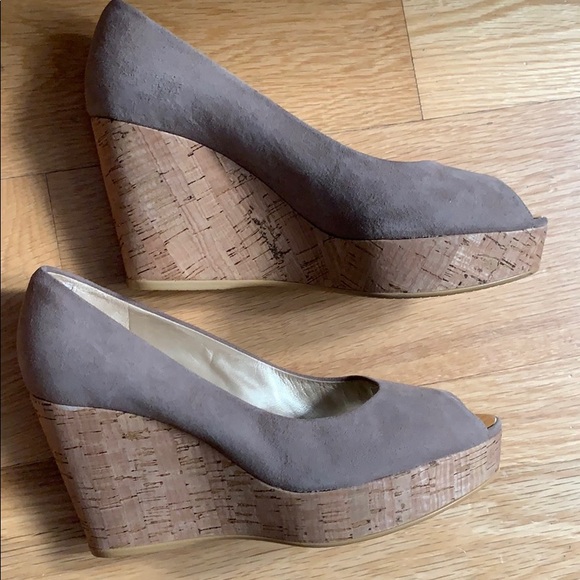 Stuart Weitzman Anna Haze Suede Platform Pump - 7 - Picture 3 of 7